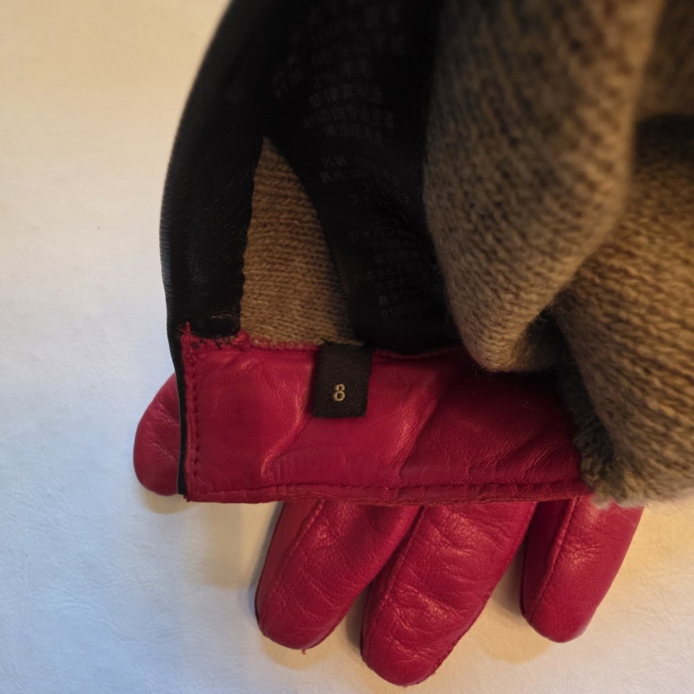 Elegant Red Coach Leather Gloves with Gold Buttons - Picture 4 of 14